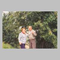 059-1013 Das Ehepaar Engels auf dem Trampelpfad zum Pregel 1993. Die Kruschkes schmecken wie frueher..jpg